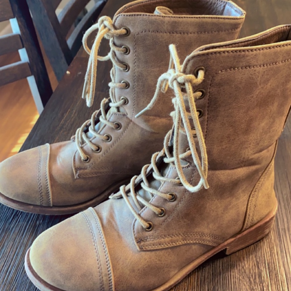 Size 7 Light Brown Combat Boots Women’s